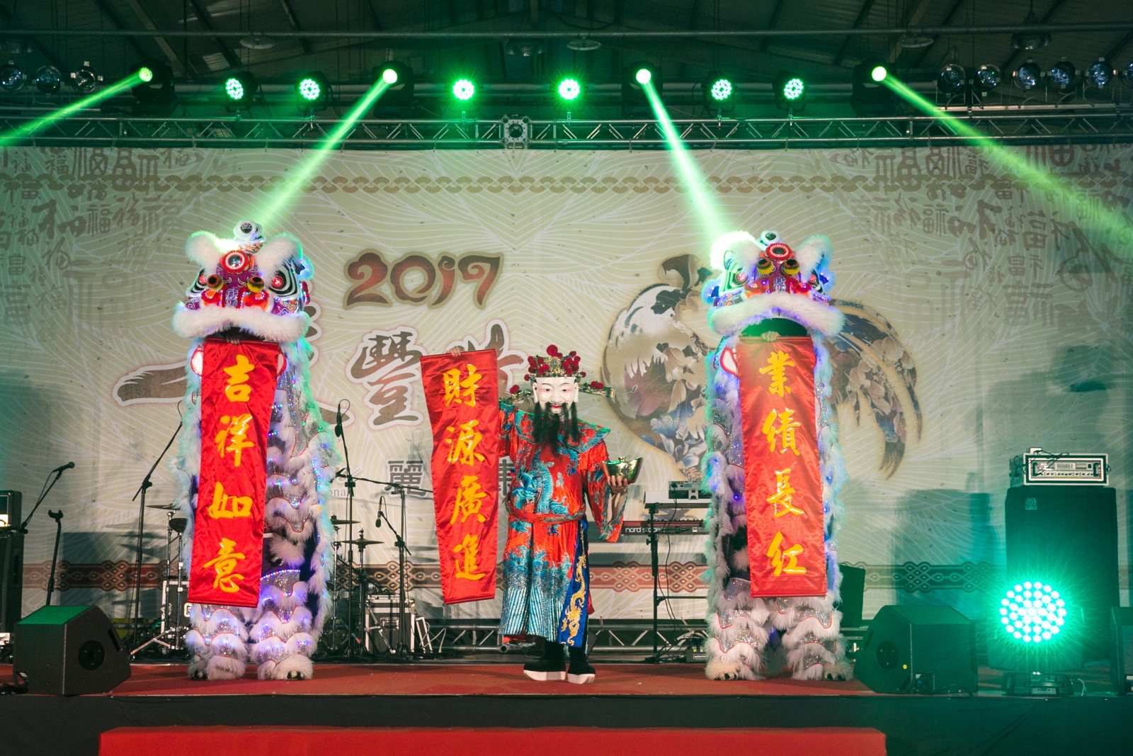 麗富康國際今年尾牙抽獎活動,現金紅包最大獎一人可獨得50萬,讓氣氛嗨到最高點。
